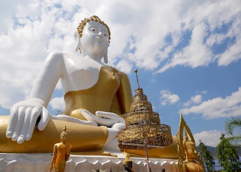 Wat Phra That Doi Kham: A Journey to the Golden Mountain